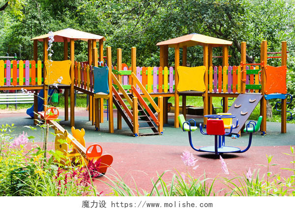 夏季城市公园废弃小儿游乐场.